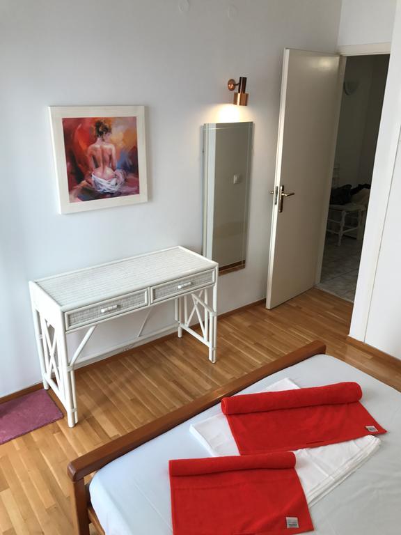 100M From The Beach Cosy Apartment ลูตรากี ภายนอก รูปภาพ