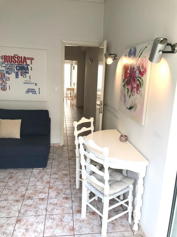 100M From The Beach Cosy Apartment ลูตรากี ภายนอก รูปภาพ
